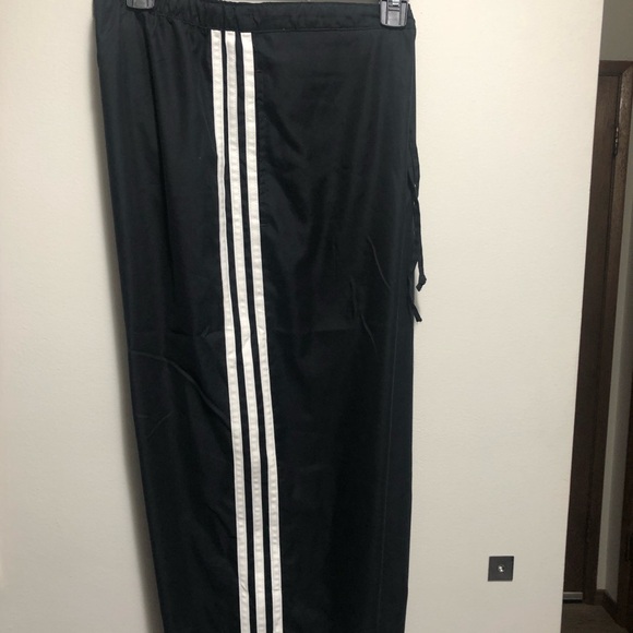 Adidas Women’s Black Capri Pants with White Accents Size Large - Picture 8 of 16
